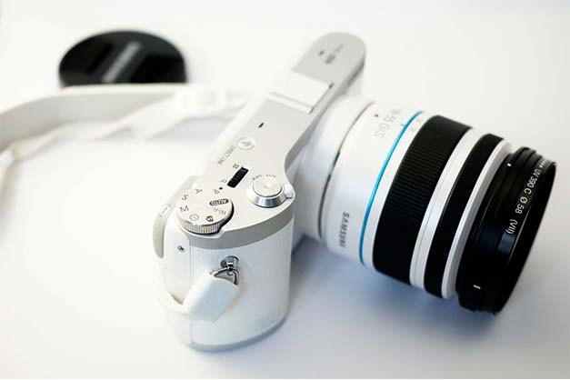 white samsung point and shoot digital camera
